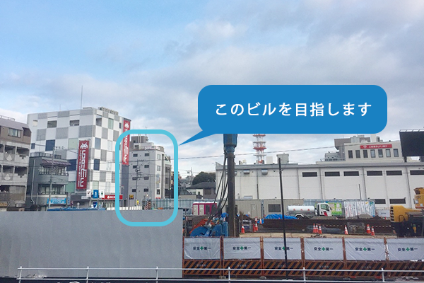 ロータリーを出るとすぐに鶴見駅交番が見えます。<br>
そのまままっすぐ進んで下さい。