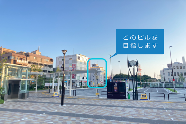 ロータリーを出るとすぐに鶴見駅交番が見えます。<br>
そのまままっすぐ進んで下さい。