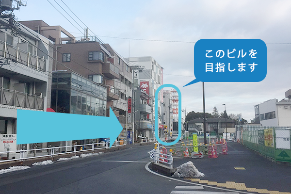まっすぐすすむと横浜銀行が見えてきます。