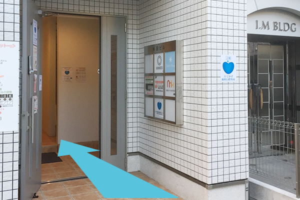 横浜銀行の通りを左折して下さい。